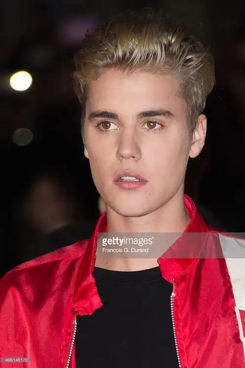 「考古时间」2015年的11月7日,比伯@justinbieber参加法国9193的