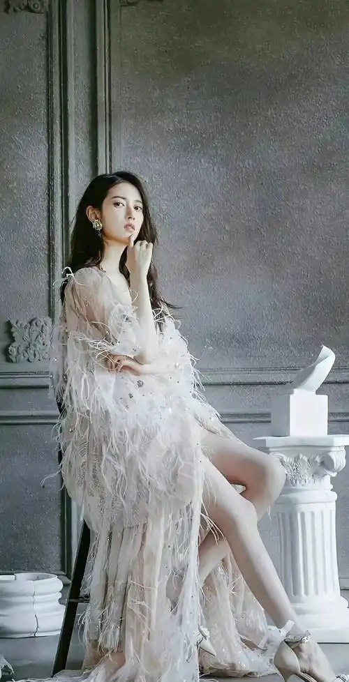 陈钰琪,1992年出生于中国四川省,身高165厘米,体重46公斤.