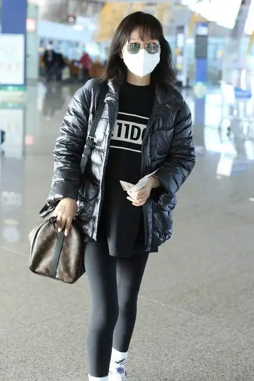 49岁闫妮素颜走机场 紧身裤下勾勒完美身形