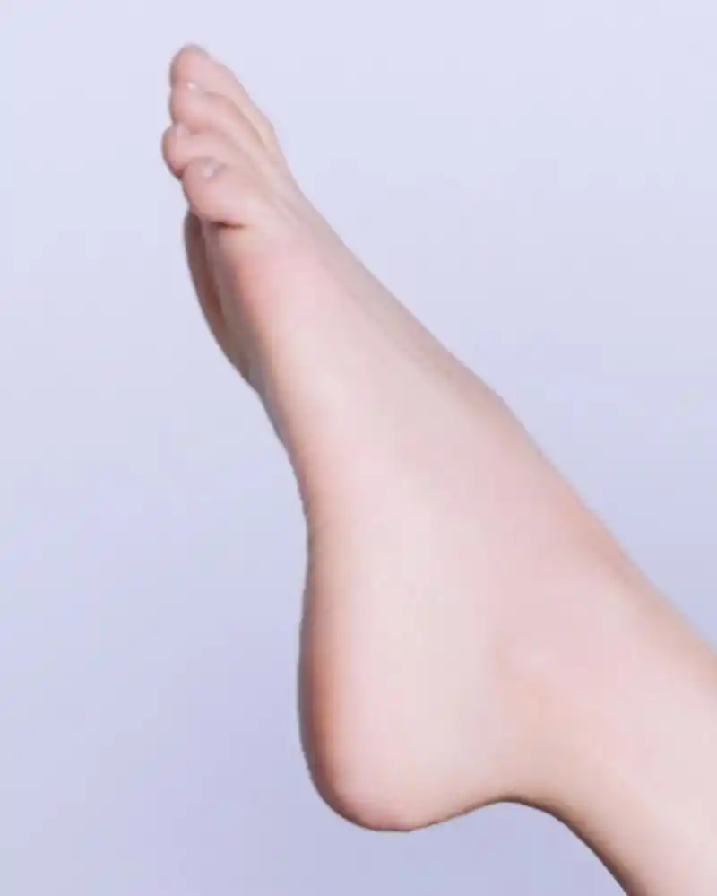 赵露思:光脚,黑色尖头高跟鞋