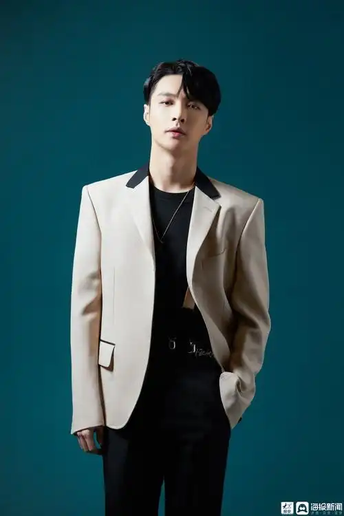 昨日,由张艺兴担任晚安大使的活动"晚安2020"地铁语音活动正式启动,在