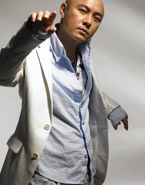 张卫健突发意外!从空中坠地,现场画面曝光