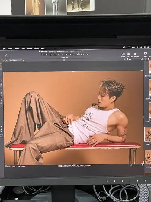 王嘉尔晒18宫格肌肉花絮照##王嘉尔10个月18封