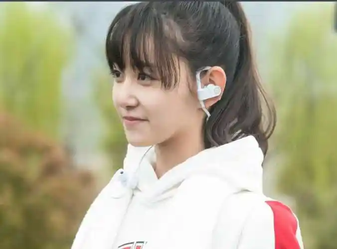 2015年,参演根据明晓溪同名小说改编的青春励志电视剧《旋风少女》