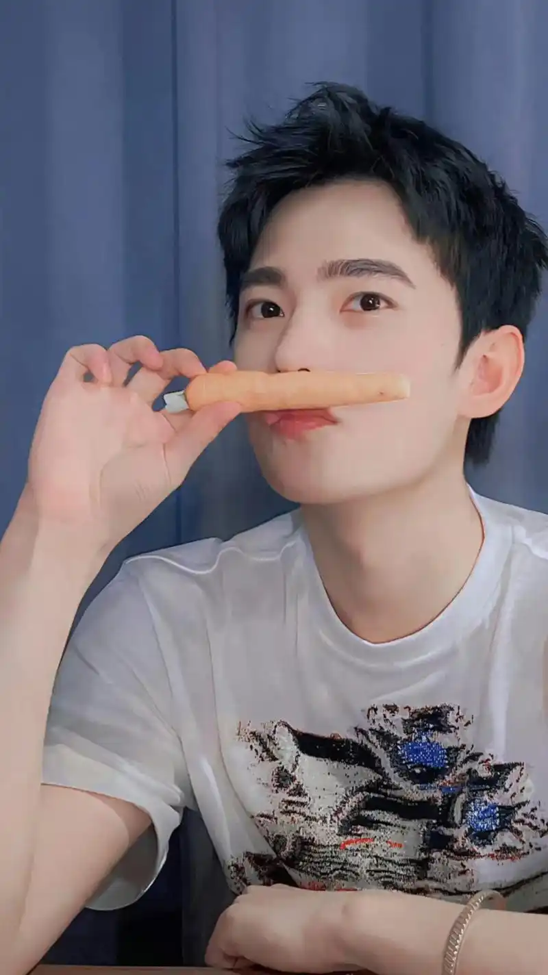 创作灵感 #杨洋 #军艺校草 #承蒙你出现够我喜欢一辈子  - 抖音