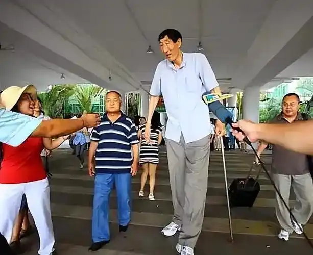 中国第一巨人高2米36,不顾医生反对执意生子,今儿子身高1米7