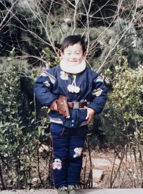 杜海涛小时候胖嘟嘟的真可爱,塑料凉鞋,大宝剑,皇帝装,戴妈妈的帽子身