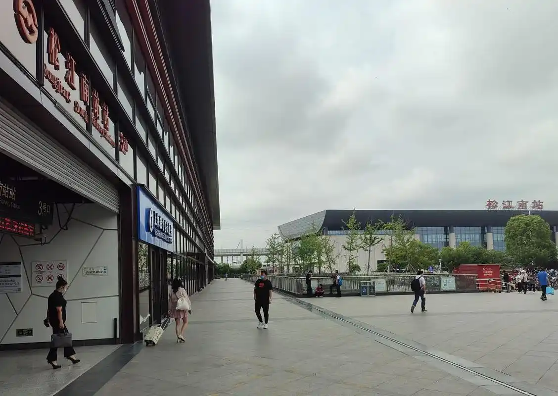 你一定要告诉我,有旅客在松江南站地铁站问:我怎么去松江?