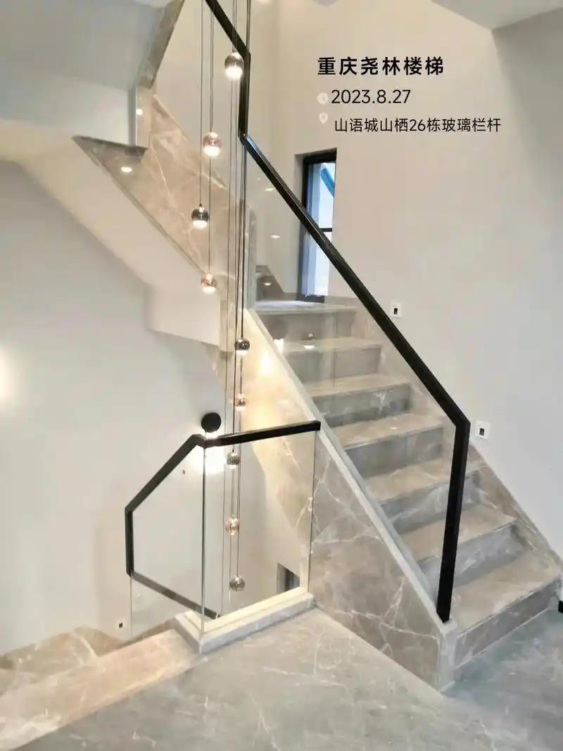 山语城山栖26栋玻璃栏杆,钢槽 木基础 玻璃木扶手 - 抖音