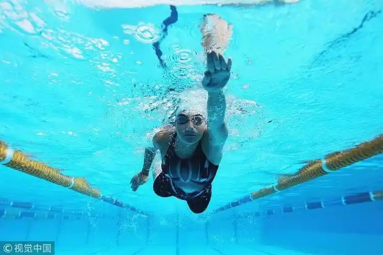 技巧| 自由泳到底该屈臂还是直臂?_游泳_动作_盐湖
