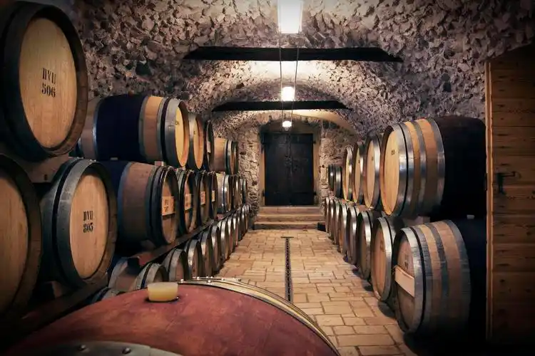 古老的酒窖摄影图