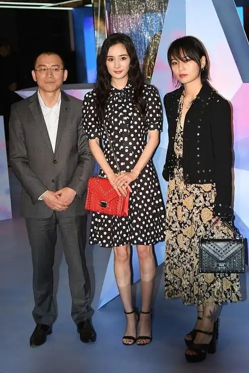 周笔畅穿印花裙好个性但杨幂的波点裙也挺减龄真是难分高下