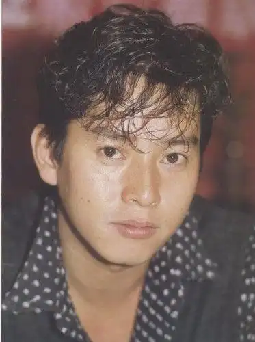 20世纪60年代末为loosers乐队成员.