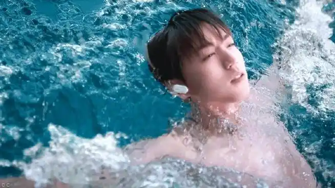 王俊凯游泳满屏自由感