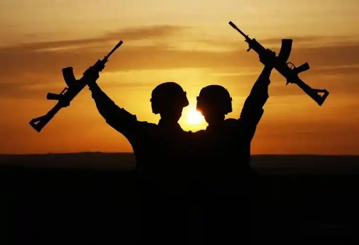 是那么严肃,隽永,正直,刚硬顶天立地的男儿背影夕阳西下见证着军人