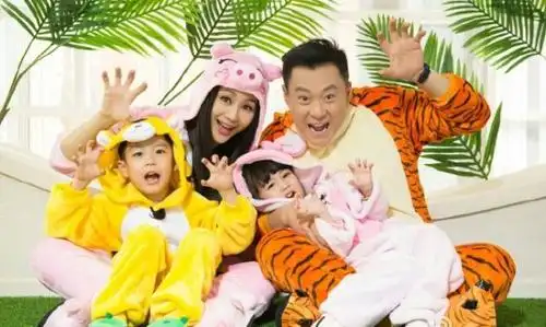 现在曹颖儿子已经上小学了,王子照片一看就是个小美男子,他是属于干净