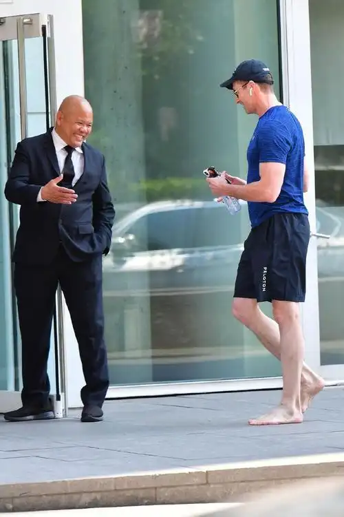 51岁金刚狼休杰克曼现身街头不仅赤脚锻炼还摆妖娆姿势自拍