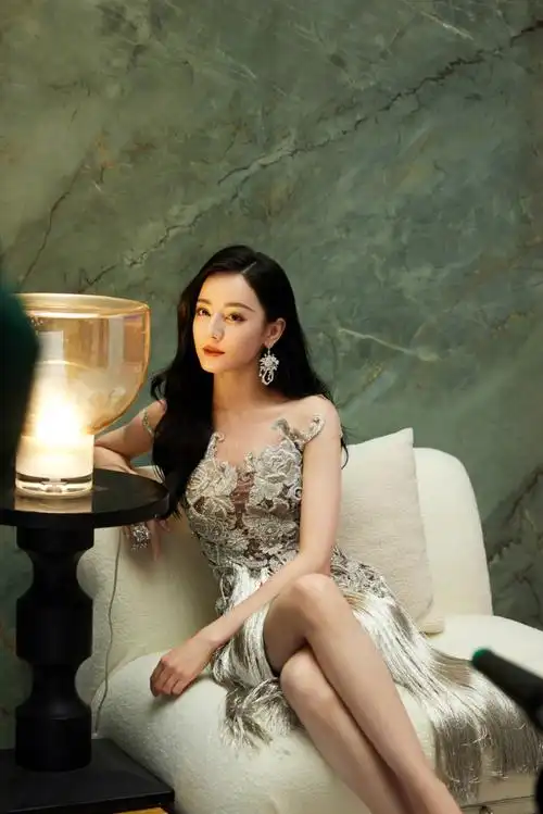 身着国风银色流苏裙#迪丽热巴银色流苏裙#全新演绎"大美筑家"主题片