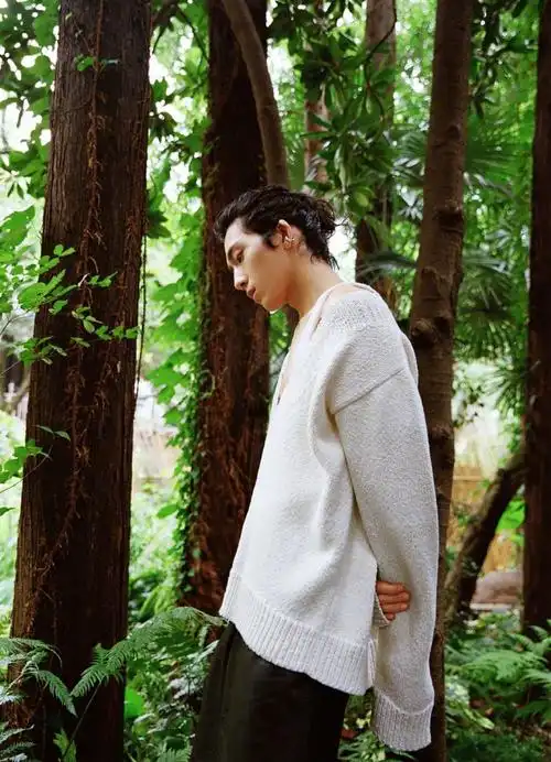 井柏然日系写真演绎花儿与少年慵懒随性别有魅力