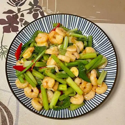 芹菜炒虾仁减脂又好吃