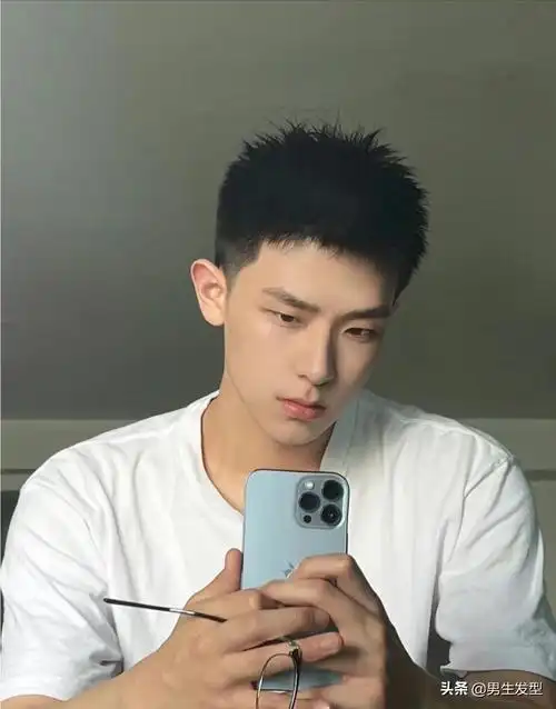 年轻的男生剪这3款露额发型阳光又帅气颜值蹭蹭涨