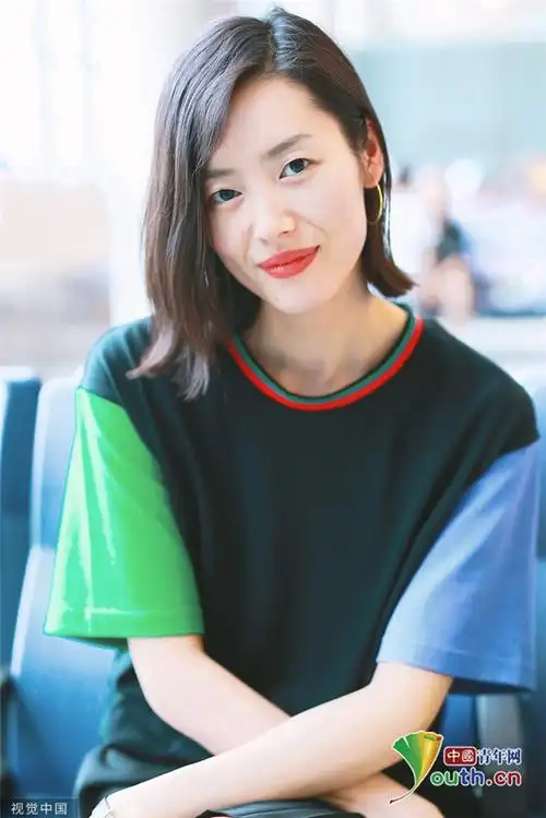 爱了!短发"大表姐"刘雯玩回眸杀撩人于无形