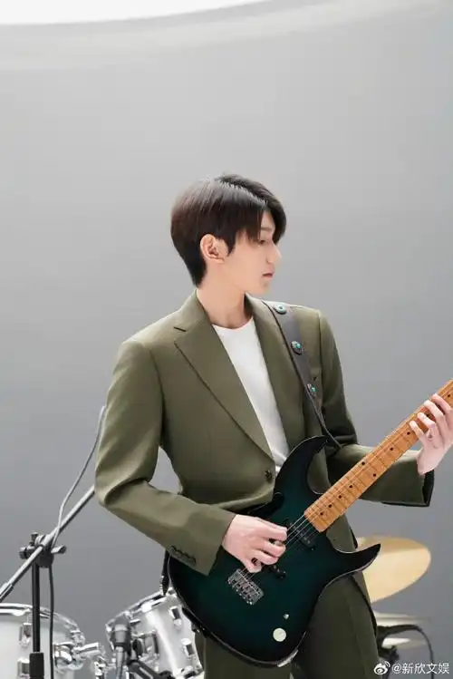 王源穿西装弹吉他##王源花絮照