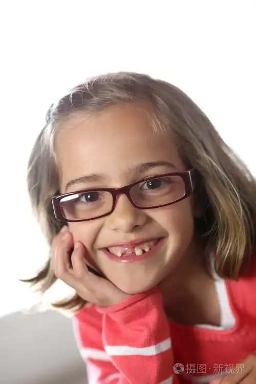 戴眼镜的可爱小女孩的肖像