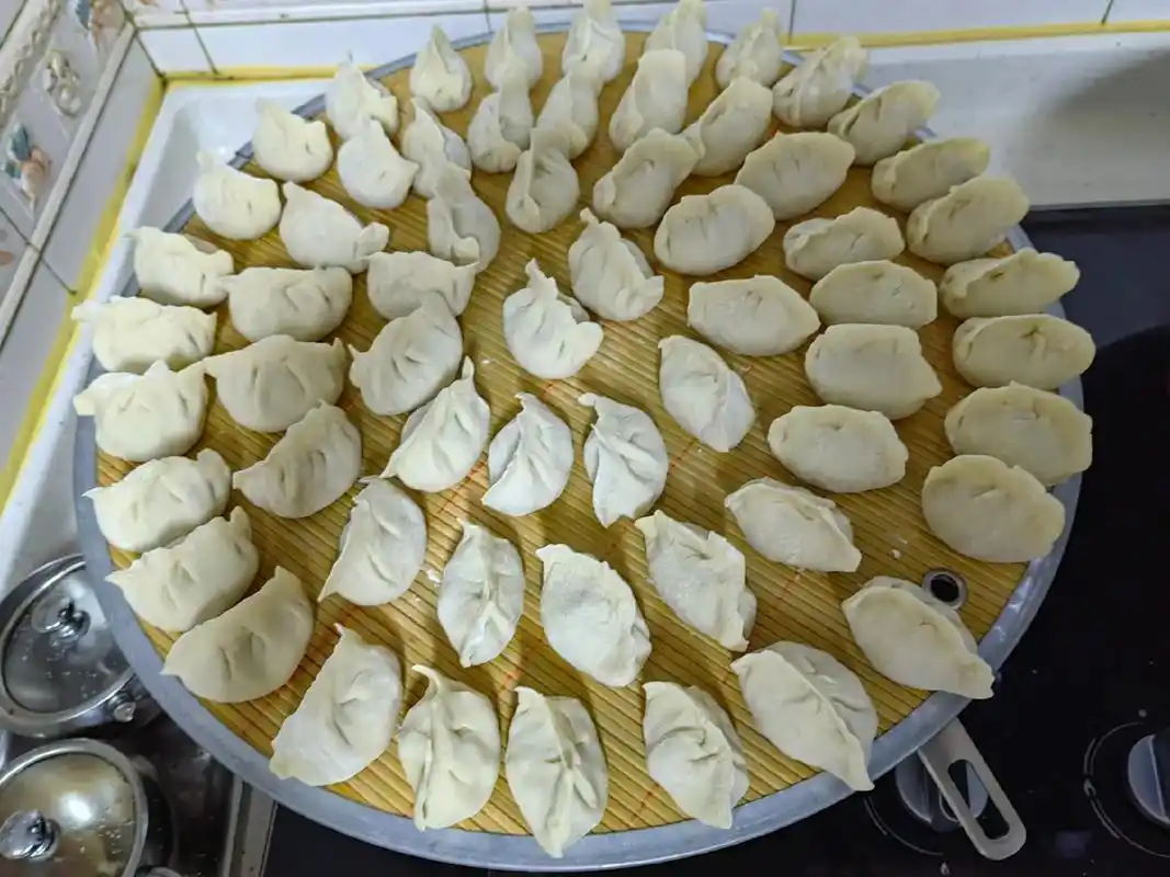 二十二日是冬至, 北方习俗吃饺子. 拌馅和面擀面皮 - 抖音