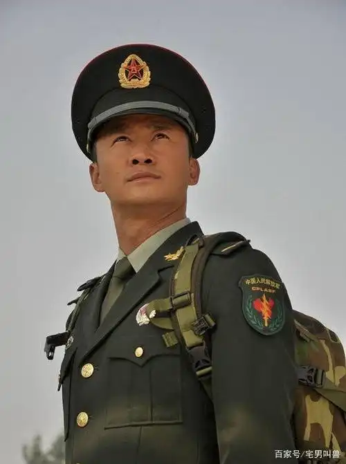 影视剧中的硬汉军装照,彰显男儿本色,谁饰演军人角色最真实?