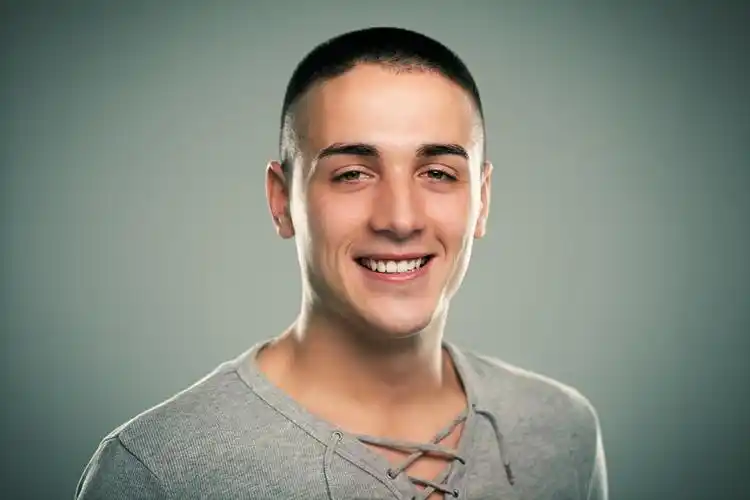 年轻男人的肖像,一个英俊的笑脸人的肖像.