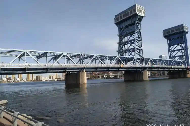 游天津滨海新区的海门大桥