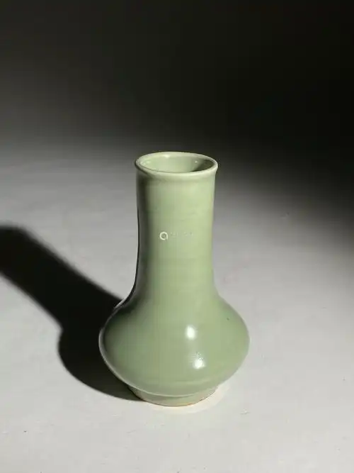 龙泉窑青瓷直颈瓶