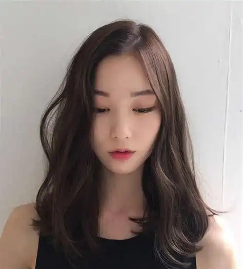 流行发型女中长发图片2022流行中长发型2022已更新今日推荐