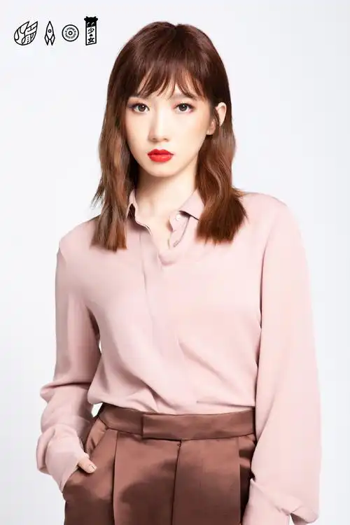 孟美岐卷发红唇写真图片46