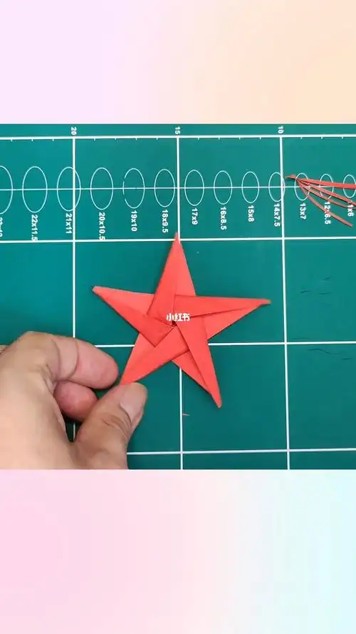 折一个红色五角星,致敬中国军人   #亲子手工    #折纸    #五角星