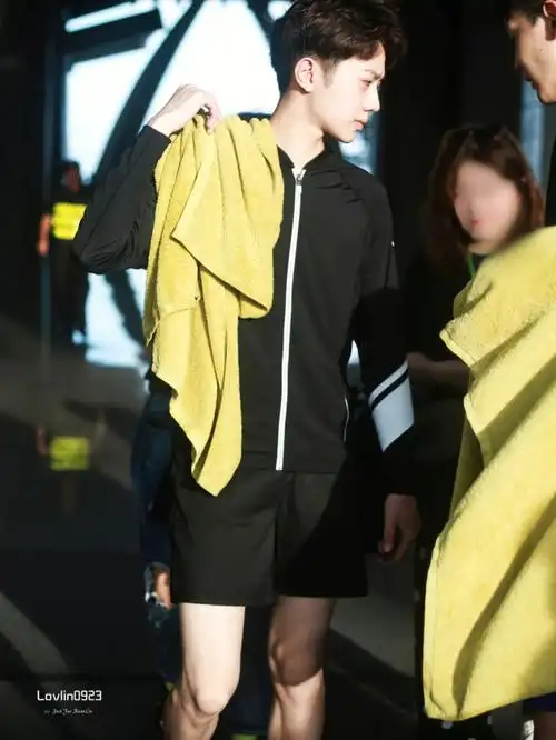 赖冠霖生图小王子满屏的大长腿78