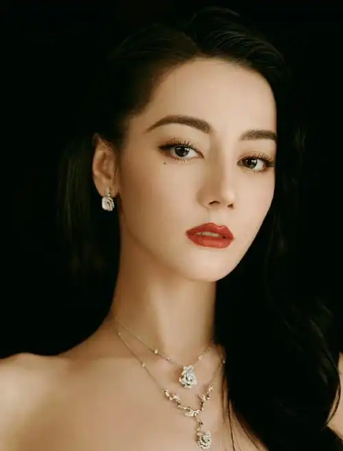 迪丽热巴花裙子