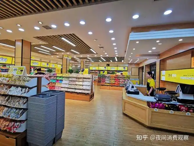 很多人都认为服务体验如此统一的零食很忙采用的必然是直营连锁模式