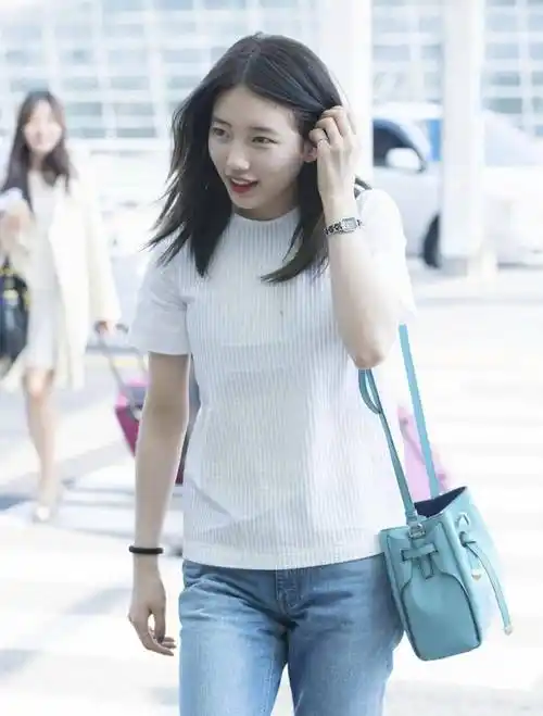 "裴秀智现身活动,穿一字领裙好优雅,配中分卷好高级_白色_牛仔裤_上衣