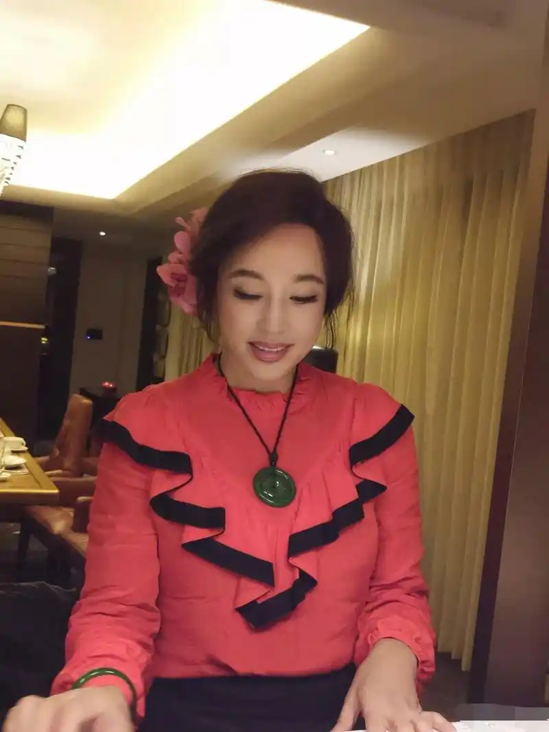 10月31日,63岁刘晓庆生日晒照,照片中皮肤细腻,光滑白嫩,犹如30岁左右