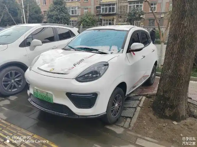 嚣张老头乐挂88888车牌套牌700万宾利上路直接无视红灯