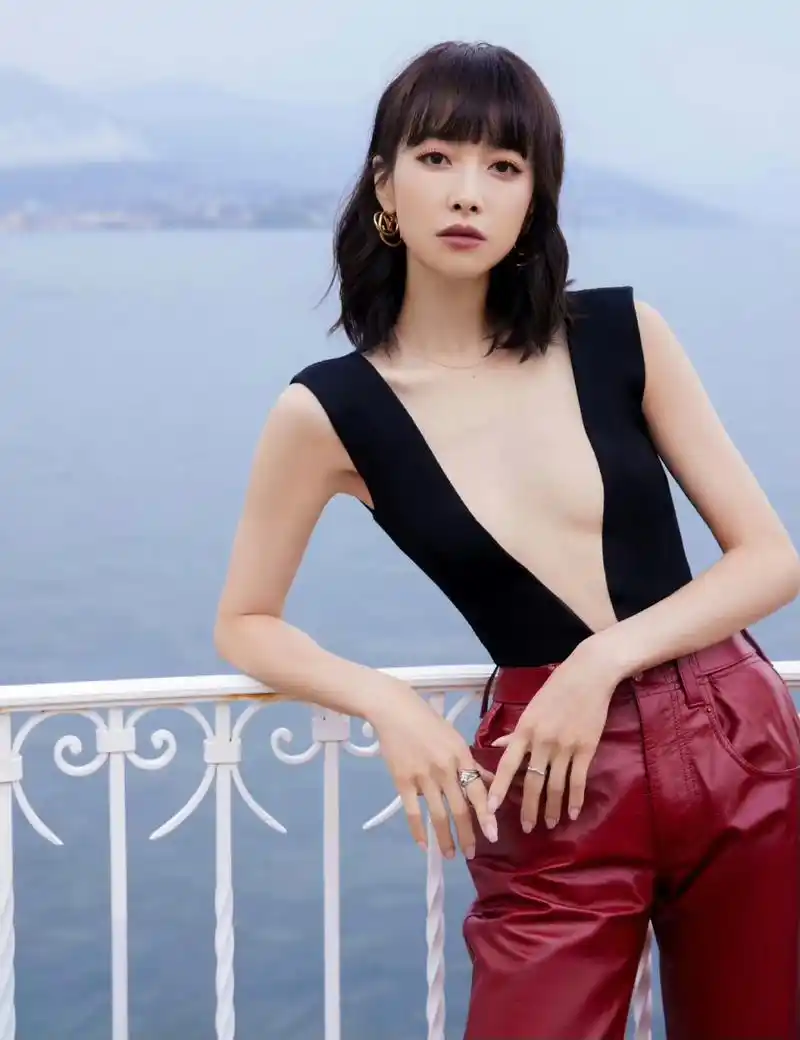 宋茜这件衣服属实有点让人想入非非了,这个设计太奇怪了