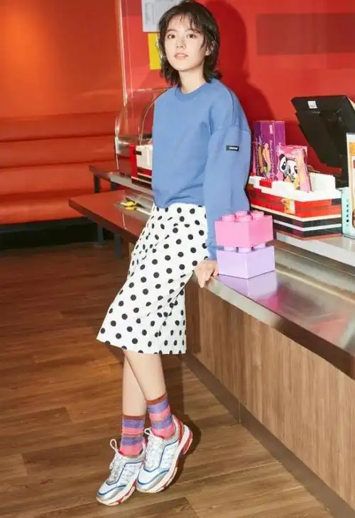 赵今麦减肥10斤更会穿卫衣搭波点裙反手能摸肚脐看服了