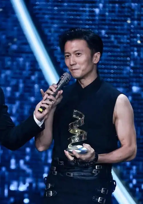 谢霆锋罕秀恩爱,被cue到王菲害羞捂脸,公开不同台原因