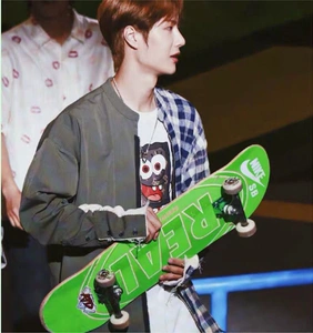 滑板王一博同款夜光成人儿童初学者刷街男孩学生专业滑板