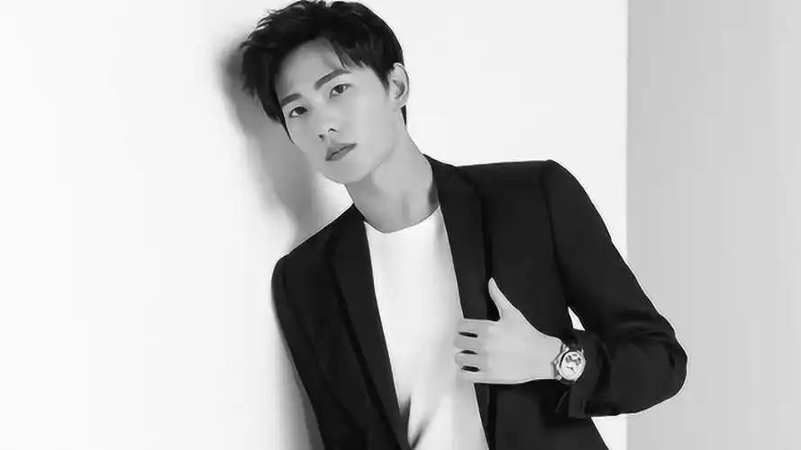 精致美男杨洋一身西装帅到爆当兵就是气质好