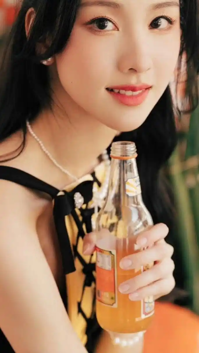 证件照女神陈都灵,汽水照美不美?