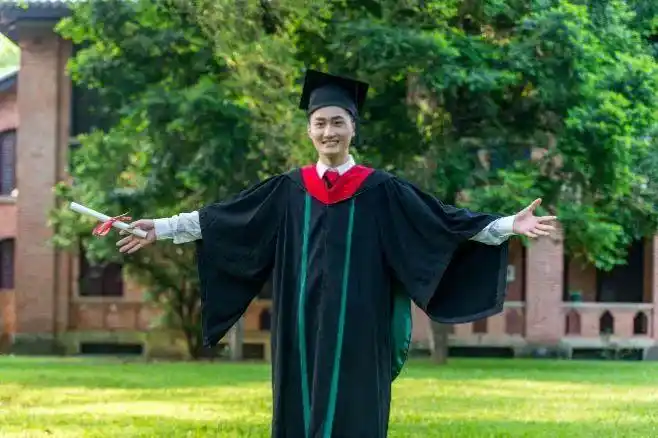 流苏的颜色与学位袍交相呼应学士的流苏为黑色硕士的流苏为深蓝色博士