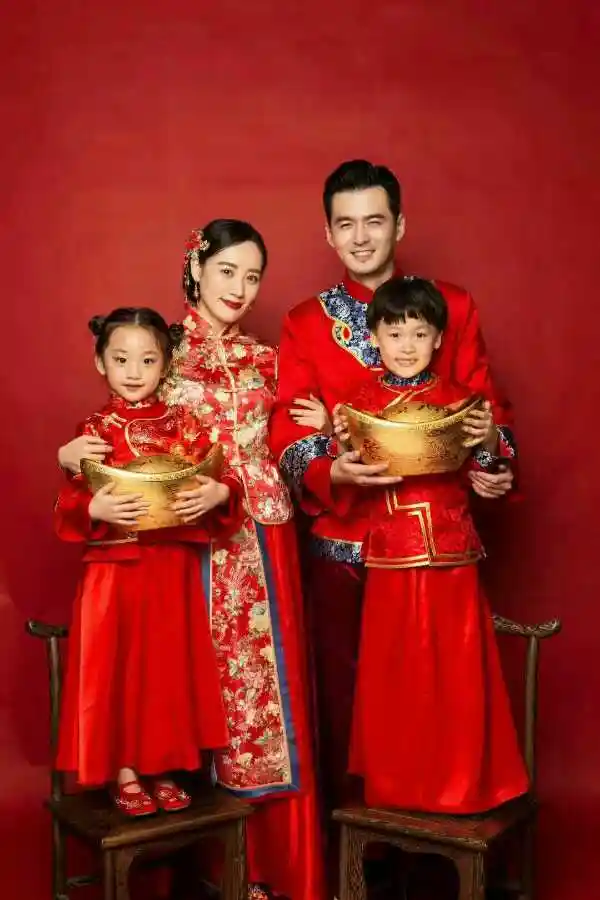 "复古潮流"n马上就要过新年啦n怎么能缺了这套中国风全家福呢n绣和服